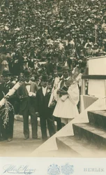 オリンピック、1896年。スパイロスルイスは、他のオリンピックの優勝者と一緒に医療の最中に写真を撮られています...